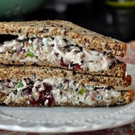 Салат из курицы с эстрагоном, орехами пекан и клюквой