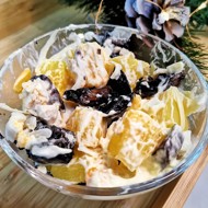 Салат из курицы с ананасами, грибами и сыром