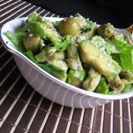 Салат из курицы с авокадо и оливками