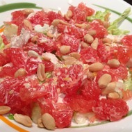 Салат из курицы с грейпфрутом, сельдереем и орехами