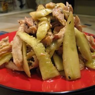 Салат из курицы с мятой и огурцом