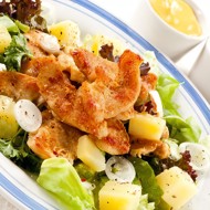 Салат из курицы с овощами под томатным соусом