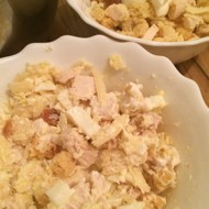 Салат из курицы с сыром и сухариками