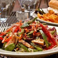 Салат из курицы со сладким перцем, имбирем и лимонником