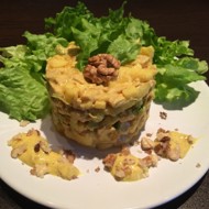 Салат из курицы, яблок, сельдерея и винограда с карри заправкой