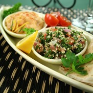 Салат из кускуса с нутом, красными перцами и заправкой из кумина