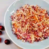 Салат из квашеной капусты с клюквой