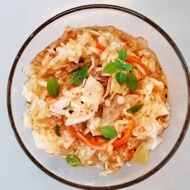 Салат из квашеной капусты с пряными специями и базиликом