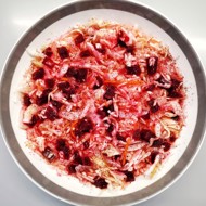 Салат из квашеной капусты со свеклой и чесноком