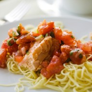 Салат из лосося и лапши с овощами