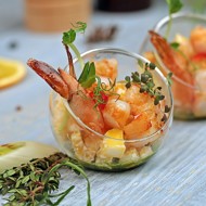 Салат из манго с креветками