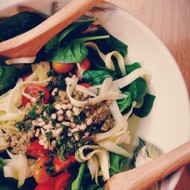 Салат из молодого кабачка с помидорами черри и мятным сицилийским песто