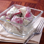 Салат из молодого картофеля с голубым сыром, беконом и зеленым луком