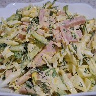 Салат из молодой капусты с ветчиной