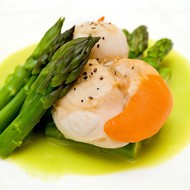 Салат из морских гребешков и спаржи