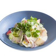 Салат из нектаринов с айсбергом и соусом из голубого сыра