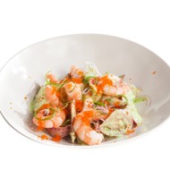 Салат из нектаринов с помидорами и креветками