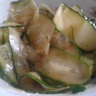 Салат из огурцов с соевым соусом