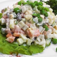 Салат из овощей с ветчиной, йогуртом и анчоусами