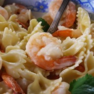 Салат из пасты, креветок и базилика