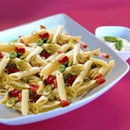 Салат из пасты с моцареллой и черри