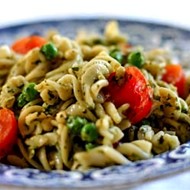 Салат из пасты с соусом песто