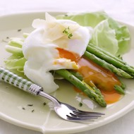 Салат из печеной спаржи с яйцом пашот и пармезаном
