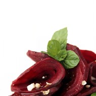 Салат из печеной свеклы с грецкими орехами и козьим сыром