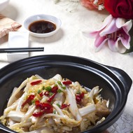 Салат из пекинской капусты с чили и кинзой