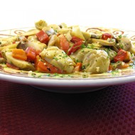 Салат из пенне, вяленых томатов и артишоков