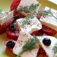 Салат из помидоров и брынзы с зеленью