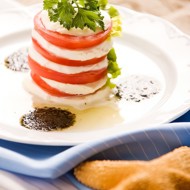 Салат из помидоров и козьего сыра с базиликовым винегретом