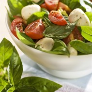 Салат из помидоров, моцареллы и базилика с горчичной заправкой