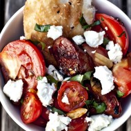 Салат из помидоров с козьим сыром