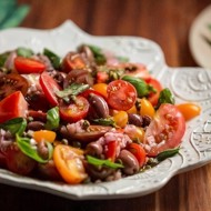 Салат из помидоров с оливками и каперсами от Резы