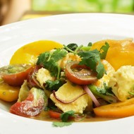 Салат из помидоров с персиками и жареным сыром