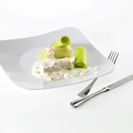 Салат из порея с заправкой из голубого сыра и нежирной сметаны