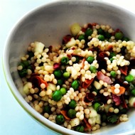 Салат из птитима с беконом, зеленым горошком и лимоном