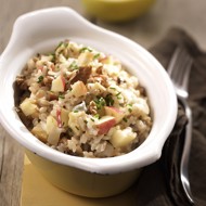 Салат из риса со скумбрией, белыми грибами и яблоками