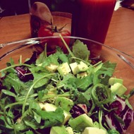 Салат из рукколы и авокадо