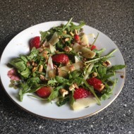 Салат из рукколы, клубники и пармезана