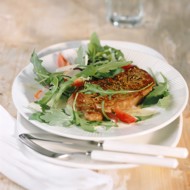 Салат из рукколы с холодным стейком и рокфором