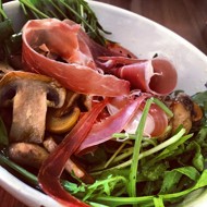 Салат из рукколы с прошутто