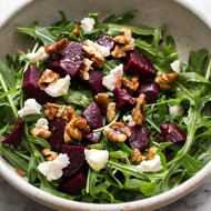 Салат из рукколы со свеклой и сыром фета