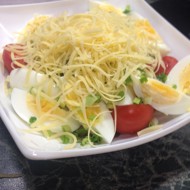 Салат из шампиньонов и черри