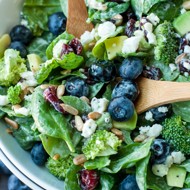 Салат из шпината, голубики и брокколи