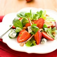 Салат из шпината, клубники и голубого сыра с малиновым винегретом