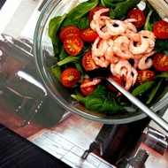 Салат из шпината и креветок