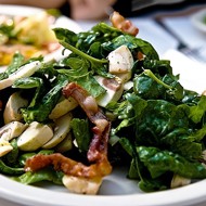 Салат из шпината с помидорами, авокадо и брынзой