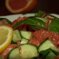 Салат из шпината с семгой, грейпфрутом, огурцами